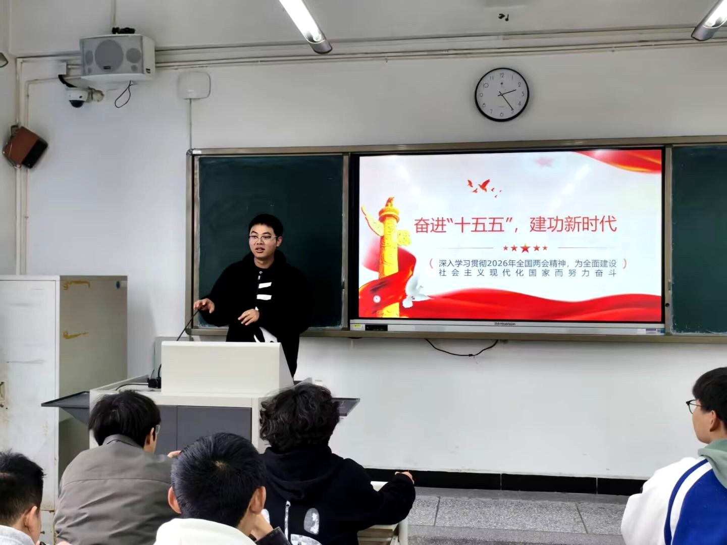 8.学习两会精神.jpg