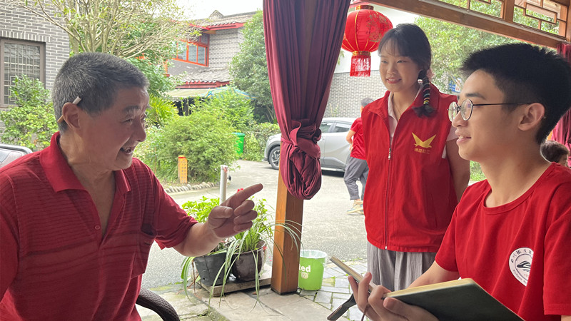 团队成员向村民宣传习近平总书记关于乡村振兴的重要论述 世界杯官网黄超供图.jpg