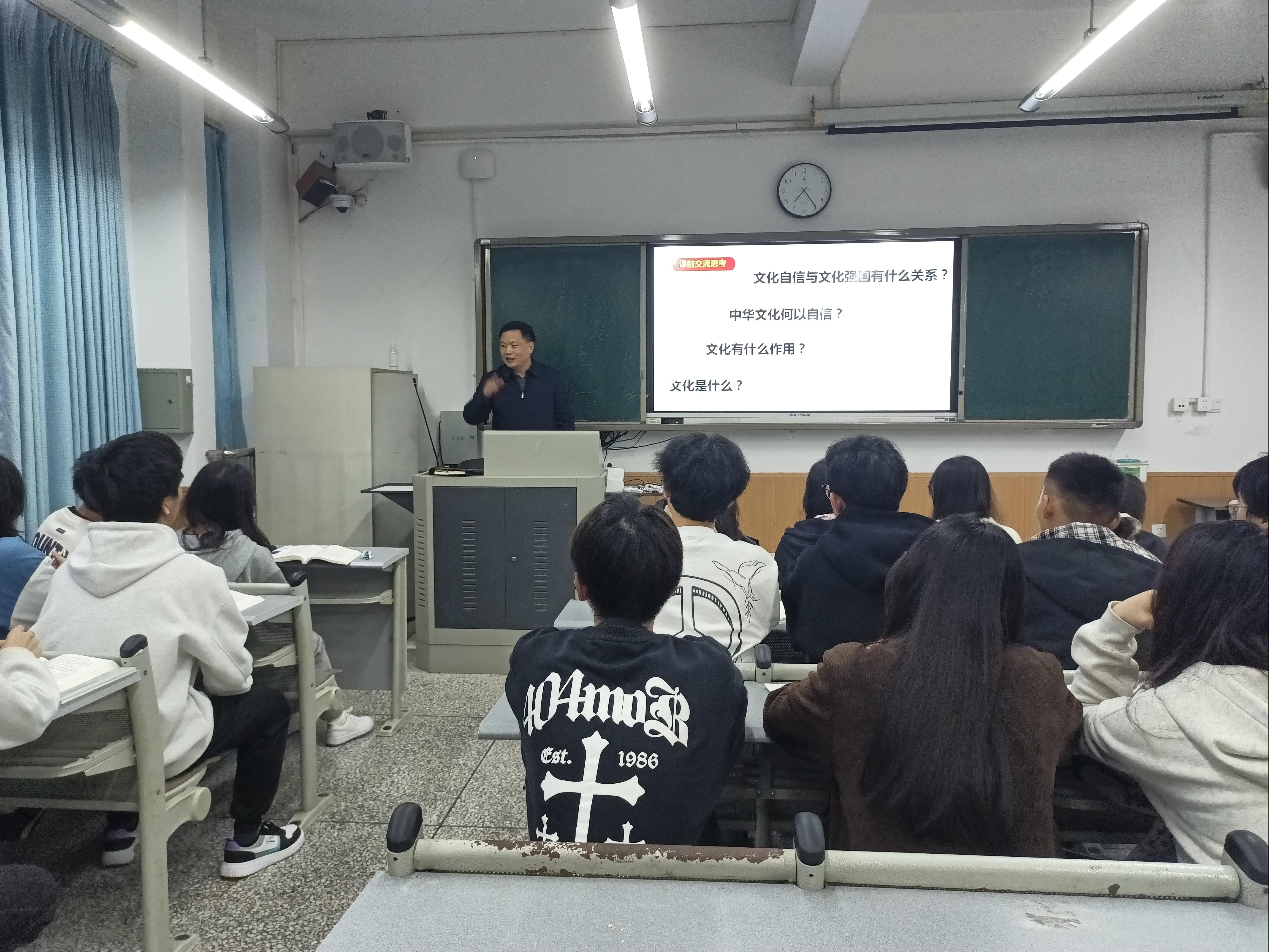 黄恩兴上思政课(1).jpg